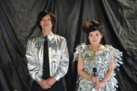 スタジオに登場した宇宙人。左からにいやひでひろ、しのさきあさこ。