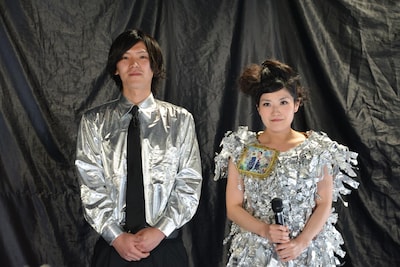 スタジオに登場した宇宙人。左からにいやひでひろ、しのさきあさこ。