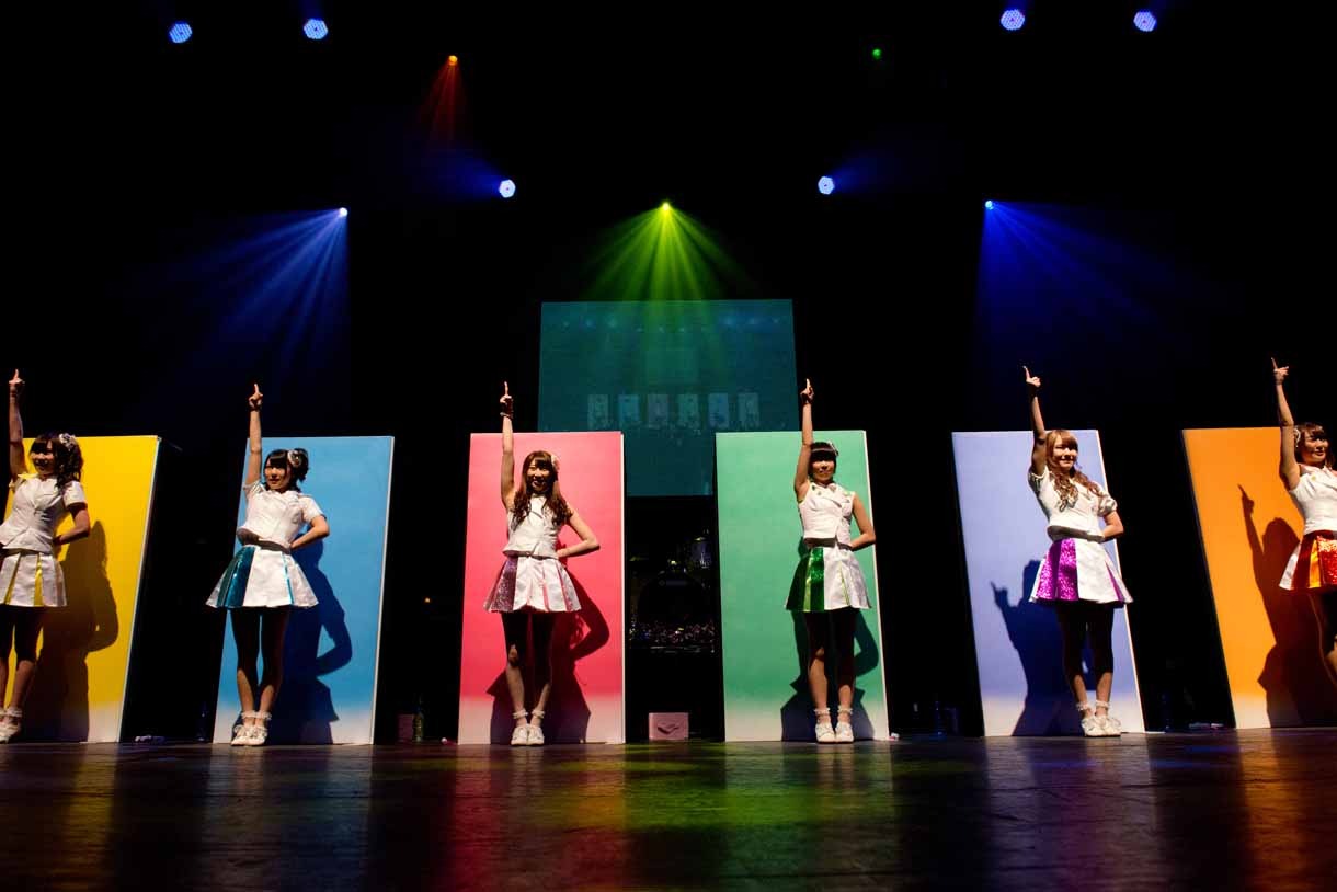愛乙女★DOLL「愛乙女★DOLL5thワンマンライブ～らぶどるついに本気だしちゃうよ！ 1700人でHigh Jump!! 閉鎖前に壊しちゃったらごめんね▽～」（※▽はハートマーク）の様子。