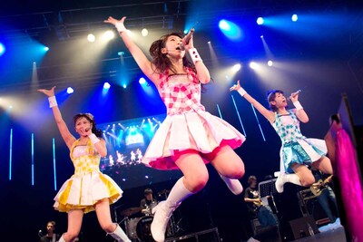 愛乙女★DOLL「愛乙女★DOLL5thワンマンライブ～らぶどるついに本気だしちゃうよ！ 1700人でHigh Jump!! 閉鎖前に壊しちゃったらごめんね▽～」（※▽はハートマーク）の様子。