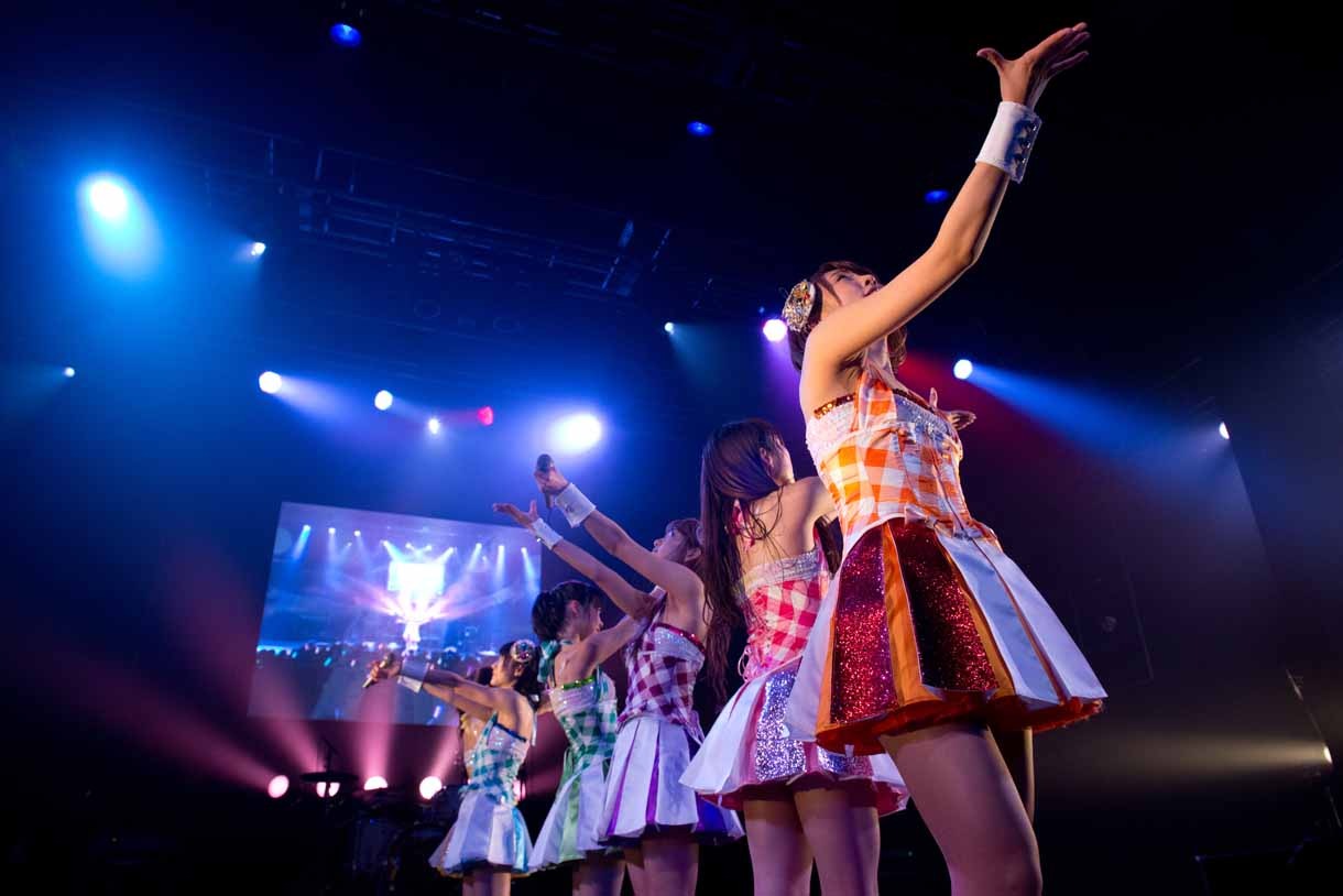 愛乙女★DOLL「愛乙女★DOLL5thワンマンライブ～らぶどるついに本気だしちゃうよ！ 1700人でHigh Jump!! 閉鎖前に壊しちゃったらごめんね▽～」（※▽はハートマーク）の様子。