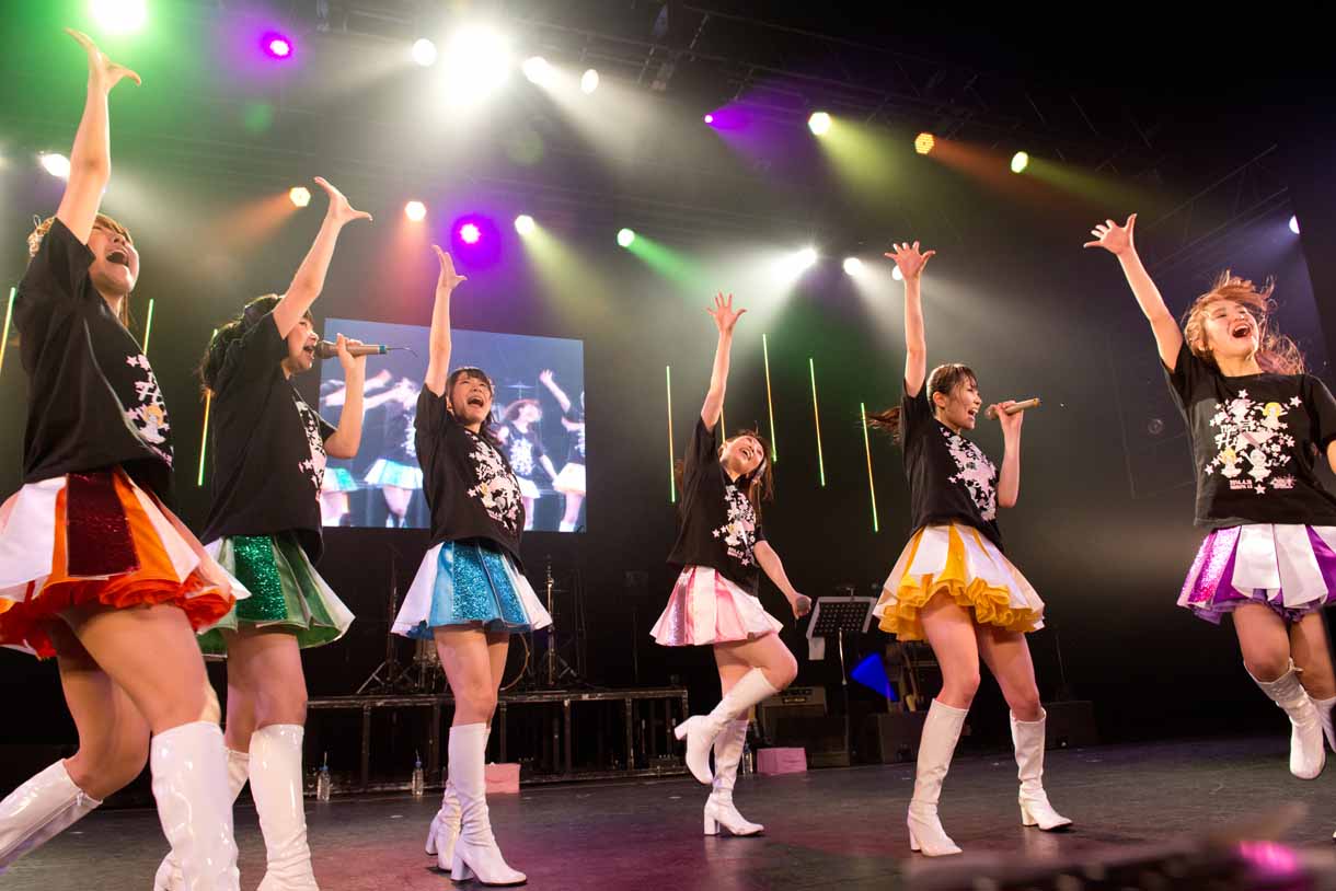 愛乙女★DOLL「愛乙女★DOLL5thワンマンライブ～らぶどるついに本気だしちゃうよ！ 1700人でHigh Jump!! 閉鎖前に壊しちゃったらごめんね▽～」（※▽はハートマーク）の様子。