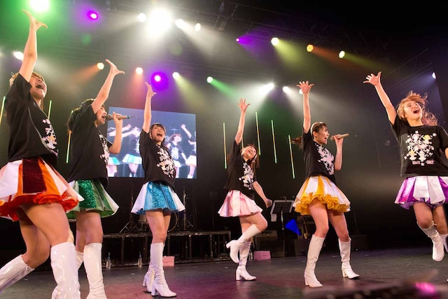 愛乙女★DOLL「愛乙女★DOLL5thワンマンライブ～らぶどるついに本気だしちゃうよ！ 1700人でHigh Jump!! 閉鎖前に壊しちゃったらごめんね▽～」（※▽はハートマーク）の様子。