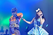 ツキノワ（左）と坂本遥奈（右）のコラボレーション。