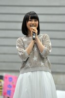 ファンに挨拶をする生田絵梨花。