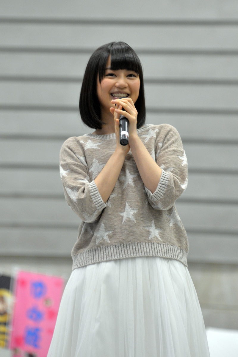 ファンに挨拶をする生田絵梨花。