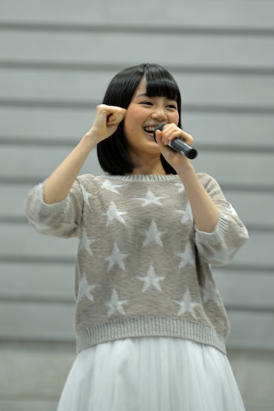 ファンに挨拶をする生田絵梨花。