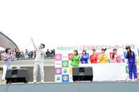 ブーイングで迎えられる山里亮太。