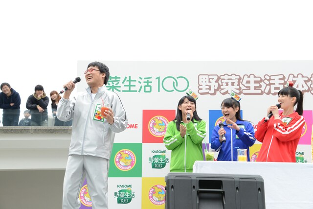 チームしゃちほこメンバー特製スムージー野菜ジュースを試飲することになり、会場に集まったファンからブーイングを受ける山里亮太（左端）。