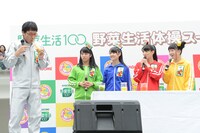 「面白く飲んで！」「一気！」と野次を浴びながら野菜生活スムージーを試飲する山里亮太（左端）。