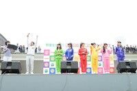 「チームしゃちほこの野菜生活体操」の生披露に喜ぶ山里だったが、パフォーマンス時は舞台裏に移動させられステージを観ることができなかった。