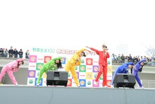 「チームしゃちほこの野菜生活体操」を披露するチームしゃちほこ。