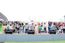 ちびっ子たちと一緒に「チームしゃちほこの野菜生活体操」を踊るチームしゃちほこ＆山里亮太。