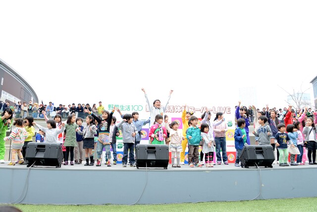 ちびっ子たちと一緒に「チームしゃちほこの野菜生活体操」を踊るチームしゃちほこ＆山里亮太。
