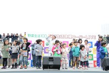 ちびっ子たちと一緒に「チームしゃちほこの野菜生活体操」を踊るチームしゃちほこと山里亮太。