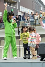 ちびっ子たちにダンスを教える坂本遥奈。