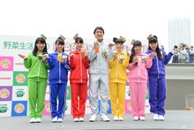 チームしゃちほこと山里亮太（中央）。