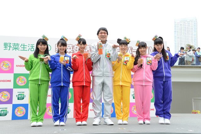 チームしゃちほこと山里亮太（中央）。