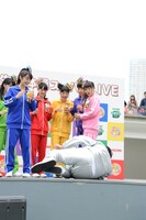 転倒する山里亮太。