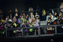 突然ザコ怪人に襲われる大黒柚姫レポーター。