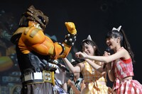 熊の怪人・ツキノワ（左）に対し「ツッキー」「素材がスポンジ」となれなれしい伊藤千由李（中央）と秋本帆華（右）。