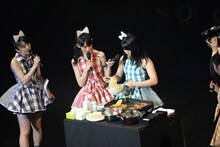 野菜は固い食材から順番に炒めるなど、手際よい料理さばきを見せた坂本遥奈。