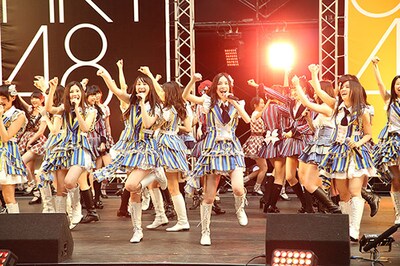 SKE48とHKT48による合同握手会の様子。(c)AKS