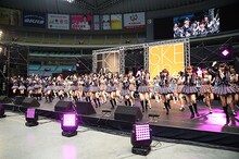 SKE48とHKT48による合同握手会の様子。(c)AKS