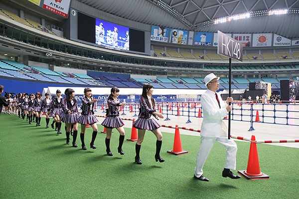 入場行進をするHKT48。(c)AKS