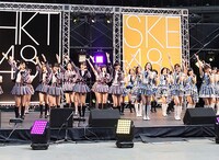 SKE48とHKT48による合同握手会の様子。(c)AKS