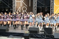 AKB48「会いたかった」を歌唱する2組。(c)AKS
