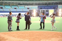 各劇場支配人による始球式。(c)AKS