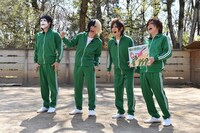 「警察犬の腹を探るんだワン！」撮影中の様子。