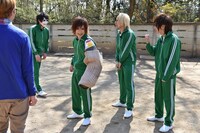 「警察犬の腹を探るんだワン！」撮影中の様子。