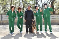 「警察犬の腹を探るんだワン！」で共演した警察犬と記念撮影をするゴールデンボンバー。