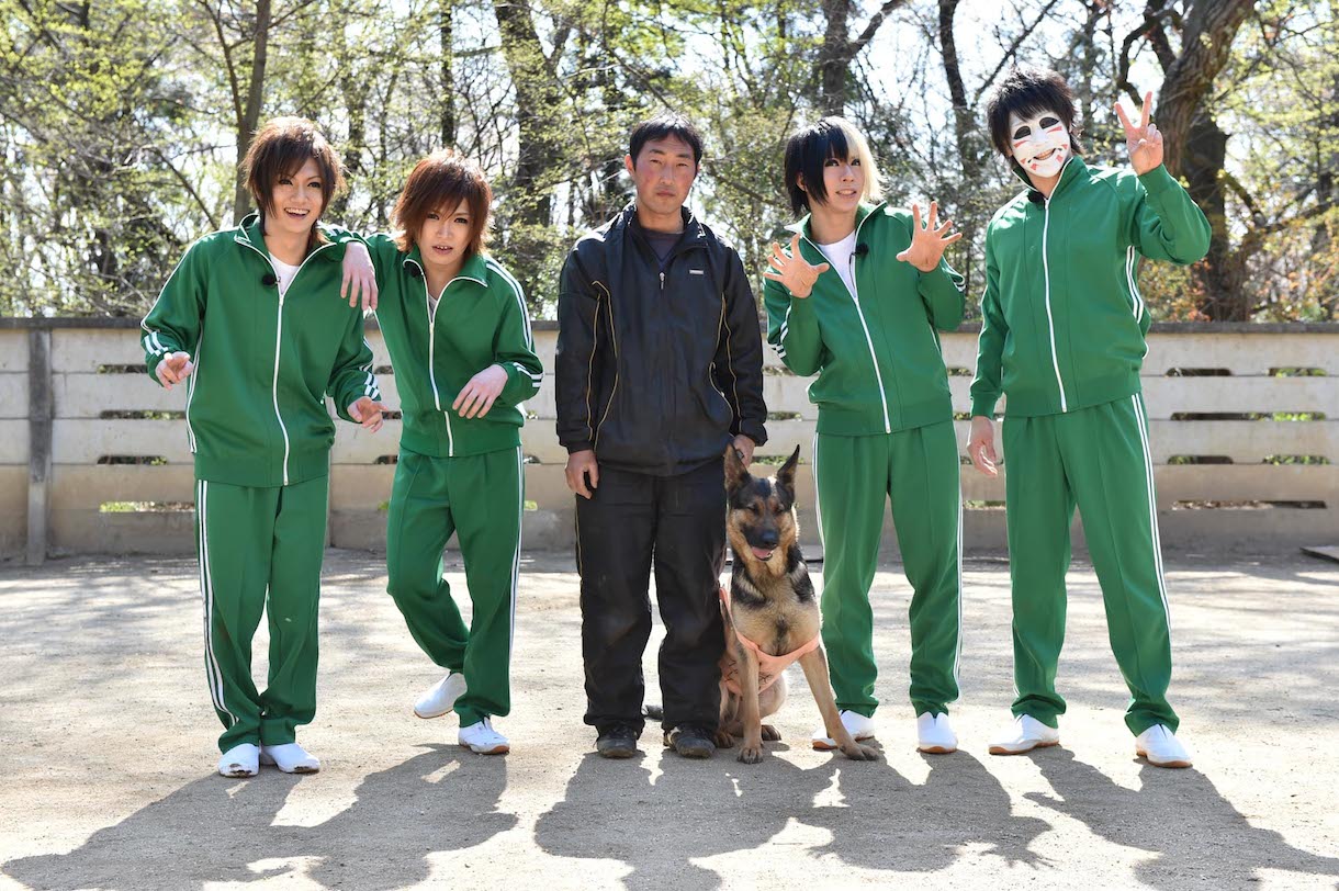 「警察犬の腹を探るんだワン！」で共演した警察犬と記念撮影をするゴールデンボンバー。