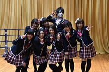 とちおとめ25と記念撮影をする樽美酒研二（Doramu）。