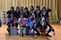 とちおとめ25と記念撮影をするゴールデンボンバー。