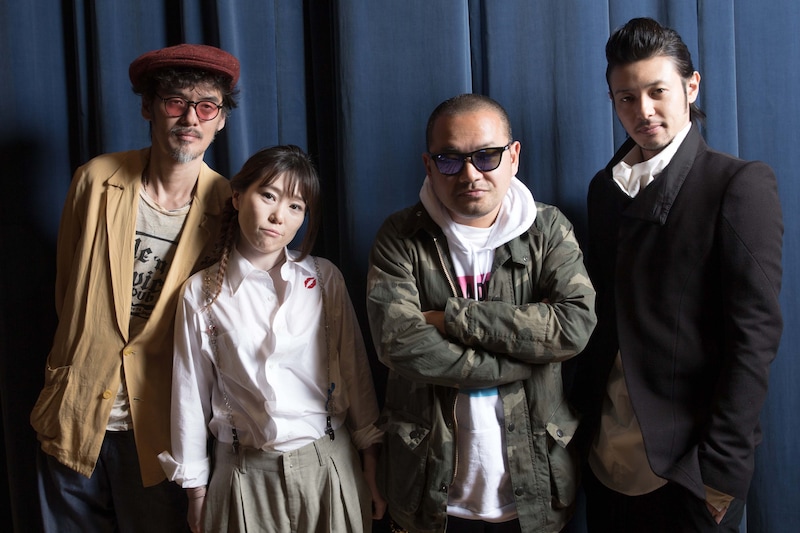 左から森雅樹(G)、中納良恵(Vo)、大根仁、オダギリジョー。(撮影:藤井拓)