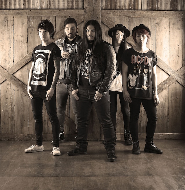 HER NAME IN BLOOD。写真左がTJ（G）。