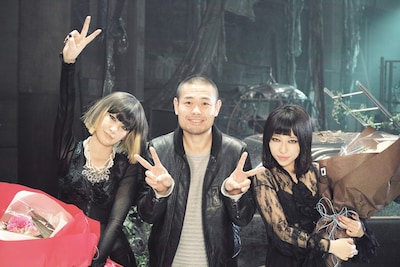 「Fighter」のビデオクリップを撮影した品川ヒロシ監督（中央）と、中島美嘉（左）、加藤ミリヤ（右）。