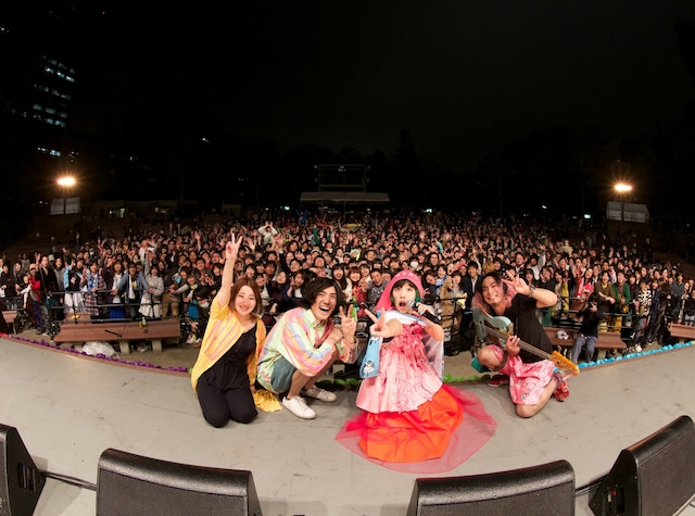 「TOKYO春告ジャンボリー」東京・上野水上音楽堂公演で撮影されたSEBASTIAN Xとファンの集合写真。