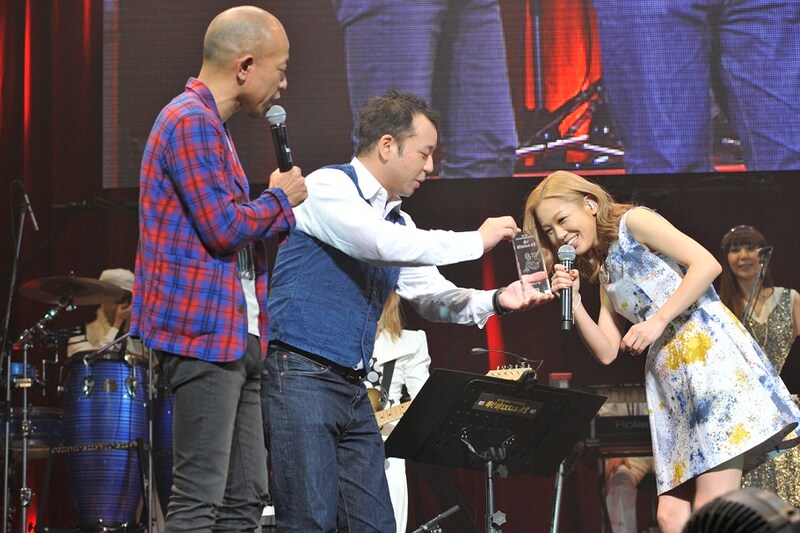 プレゼンターのバイきんぐから「最優秀会いたい賞」の盾を受け取る西野カナ。