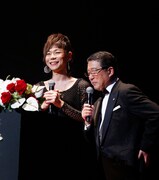 左から「SMAベストドレッサー賞」のプレゼンターであるミッツ・マングローブ、徳光和夫。