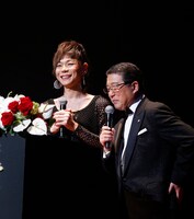 左から「SMAベストドレッサー賞」のプレゼンターであるミッツ・マングローブ、徳光和夫。