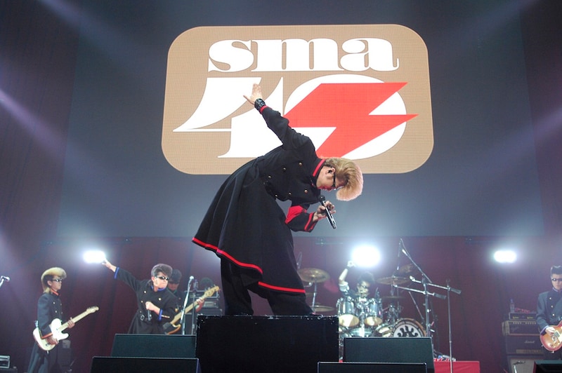 「SMA AWARDS 2014～輝く！日本エスエムエー大賞～」で「最優秀隙間賞」に輝いた氣志團。