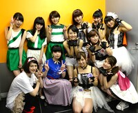 写真は本日4月22日に開催された「ZANSHING SUN FESTIVAL ～番外編～」開演直前の南波志帆、アップアップガールズ（仮）、Negicco、竹中夏海。