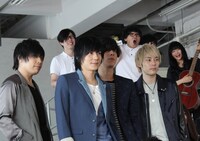 アーティスト写真撮影中のヒトコマ。