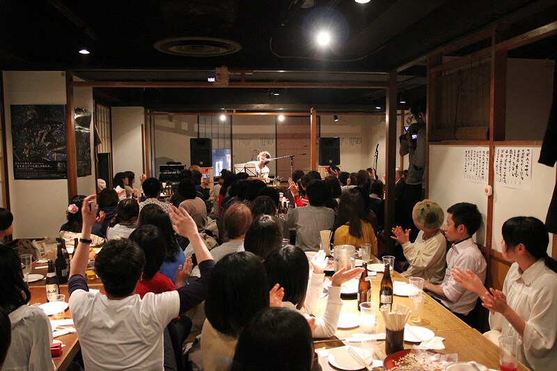 「つぼ八×ツレ伝「つぼ伝」～弾き語りツーマン in つぼ八～」の様子。