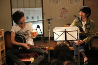 「つぼ八×ツレ伝「つぼ伝」～弾き語りツーマン in つぼ八～」の様子。